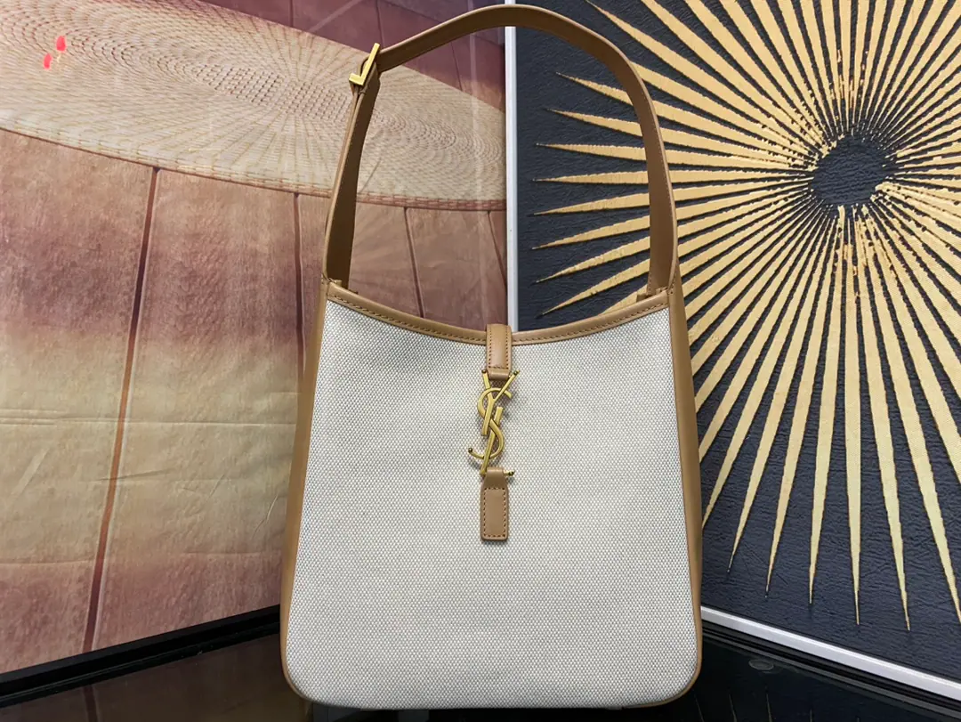 The little one is soft sail cloth.LE 5 À 7Handbag., Leather made from non-metallic metallic plating. This one.HOBOThe bag is full of space., Matching with the same color leather liner, Leather to the button.LE CASSANDRE, Yes2Main partition and1An internal zipper bag.. Matchable shoulder belts, I'm not sure how to carry it.. Dimensions: 24×24×10cmRib height: 21cm Model: 727709（713938）