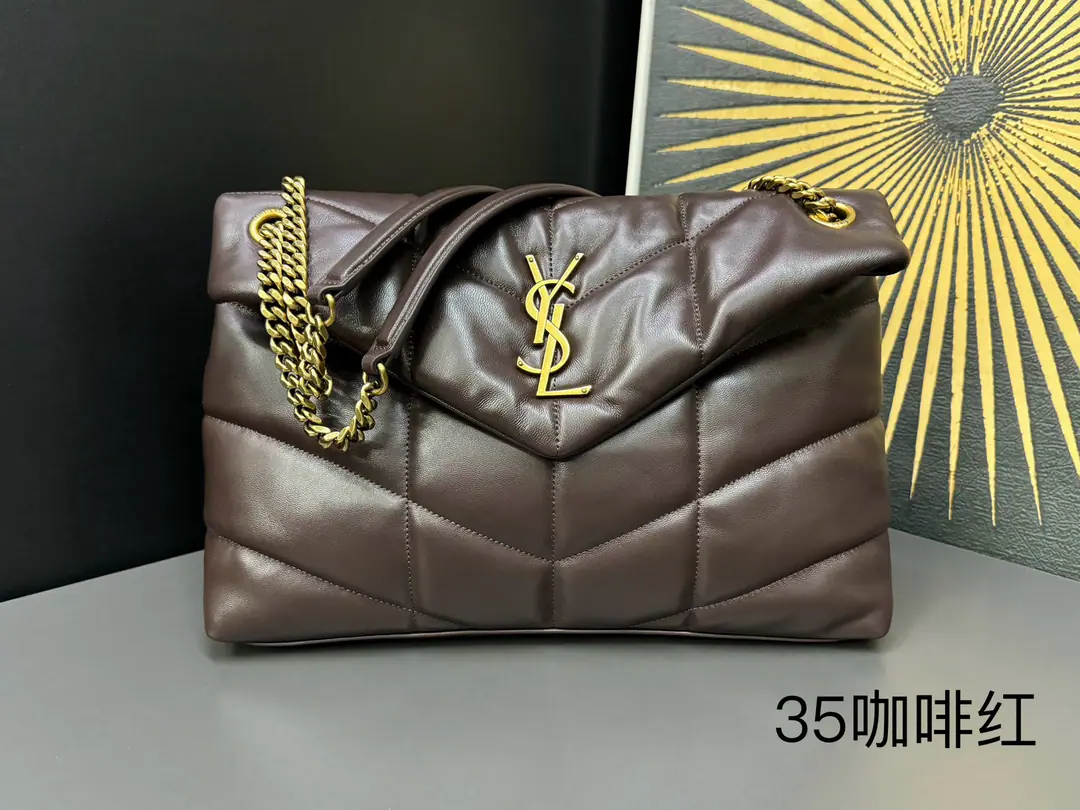 🆕35cmLOULOU PUFFER Sew the little lamb bag., %Plum-skin production, ♪ Soft and tender ♪, ♪ Like a cloud in my arms ♪☁️♪ The feeling of the world ♪. Classic.YHome.logo, The chain and the eye-tight hardware are made of silver-collar wire metal., The quality of the fog face and its distinctiveness..Dimensions: 35x23x13.5cmModel: 577475（35cm）