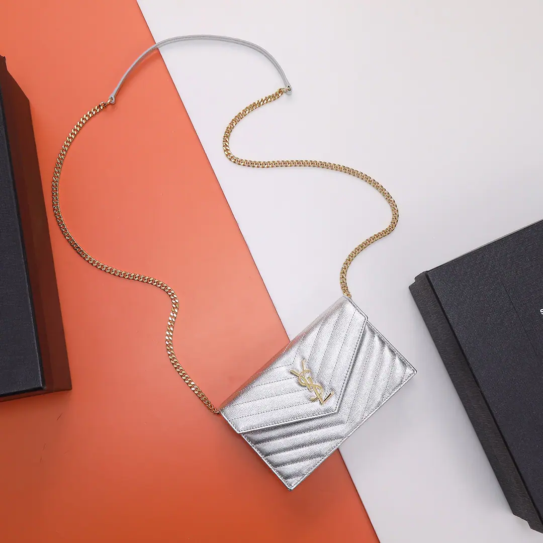P‼️【I'm taking a picture of the background.】🔥Special Class List👏#𝐖𝐨𝐜 𝟭𝟵𝐜𝐦#wocA small envelope is coming in., Speaking of envelopes,, YThis one must have a name.！The whole bag was made from the original factory caviar and cow skin., Layout Stereo, Feel comfortable.！The disassembly of shoulder belts has enriched the multipurpose nature of the bags., You can just take the shoulder belt off and be a handbag.&For dinner bags, Built multiple places, It's a good thing to blow up., I usually go out and bring my cell phone and card., A little bag will take you all the way out.！Model: 393953 Dimensions: 19x11.5x4cm
