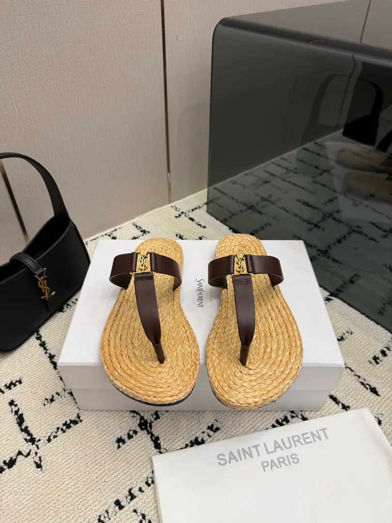 【Saint Laurent Saint Roland.】YSLThe vacation grass made the soles.. Shoe.: Bullskins. Uchi.: The bottom of the straw. Shoes under the sole.: That's a big one. Size: 35-39