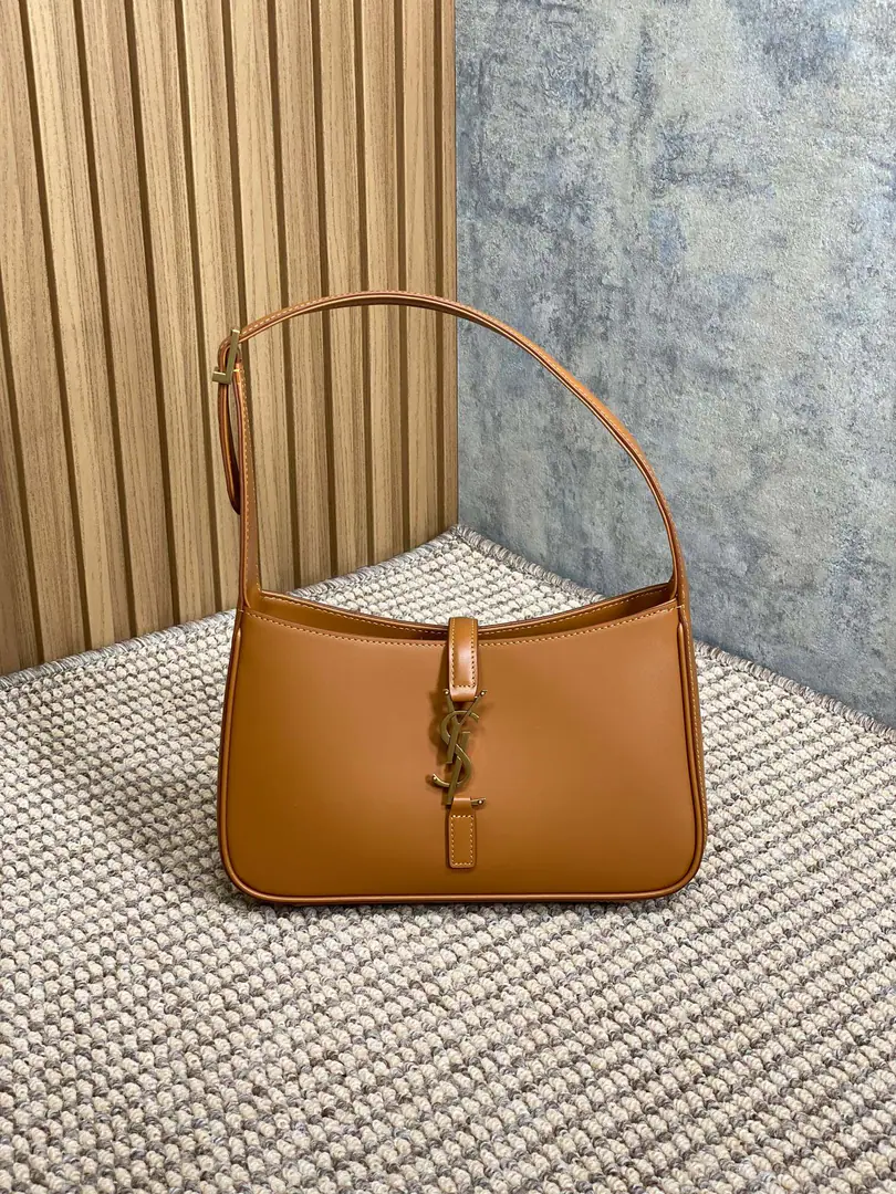 P Spring and summer show. YSLThe new armpit is wrapped in a very simple shape pluslogo Simple U.S.A. High-level opening is a way to set the buttons half open. Encoding657228 Dimensions23x16x6.5cm