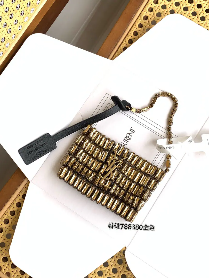 EVENINGCrystal handbag. Gold Dinner bag., I'm not sure.LE CASSANDREAnd embroidery crystals.. This fine, soft handbag is a handy thing., Make late-show.. Cobalt-coloured accessories The steel schwarotch drill. Magnetic suction Dimensions: 11.5*8.5*2.5centimetres The cargo.788380Gold