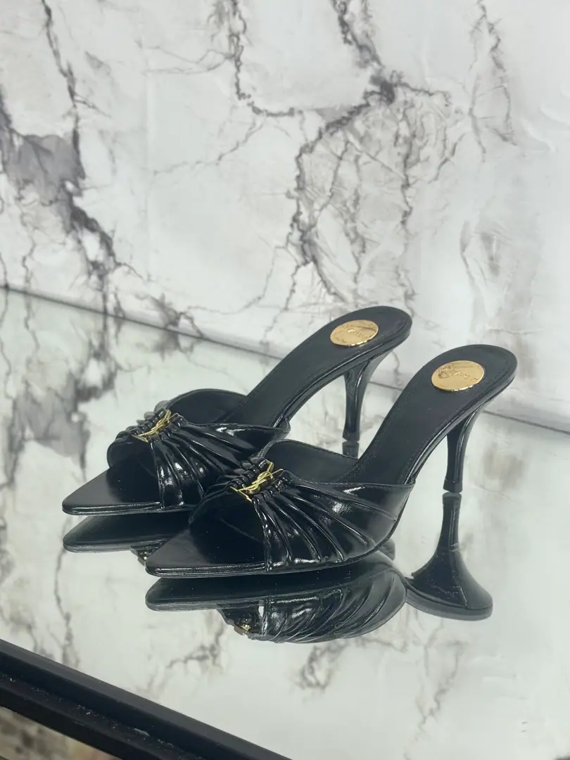 Saint LaurentSt. Roland's.YSLThe classic high-end heel sandals. A super-super-fired piece of hardware buttons for every page of our family is to be modeled.1:1Custom！The size and quality are exactly the same as the original.✔️ Shoe-faced material: Use cow skin./Painted skin. Real sheep in there., ♪ To scurry for soft, soft sheep, Shoes' soles are original.1:1Customizes the skin., It's perfect., And the upper foot is very good., Nice feet., And whether you're wearing jeans or not,, Little suit., The dress., It's a natural match., Full package for the originals He's tall.: It's flat./Floor1cmFlat/6cm/9cm Italy is a big-ass country. Size: 35-41（40, 41, 42Custom）