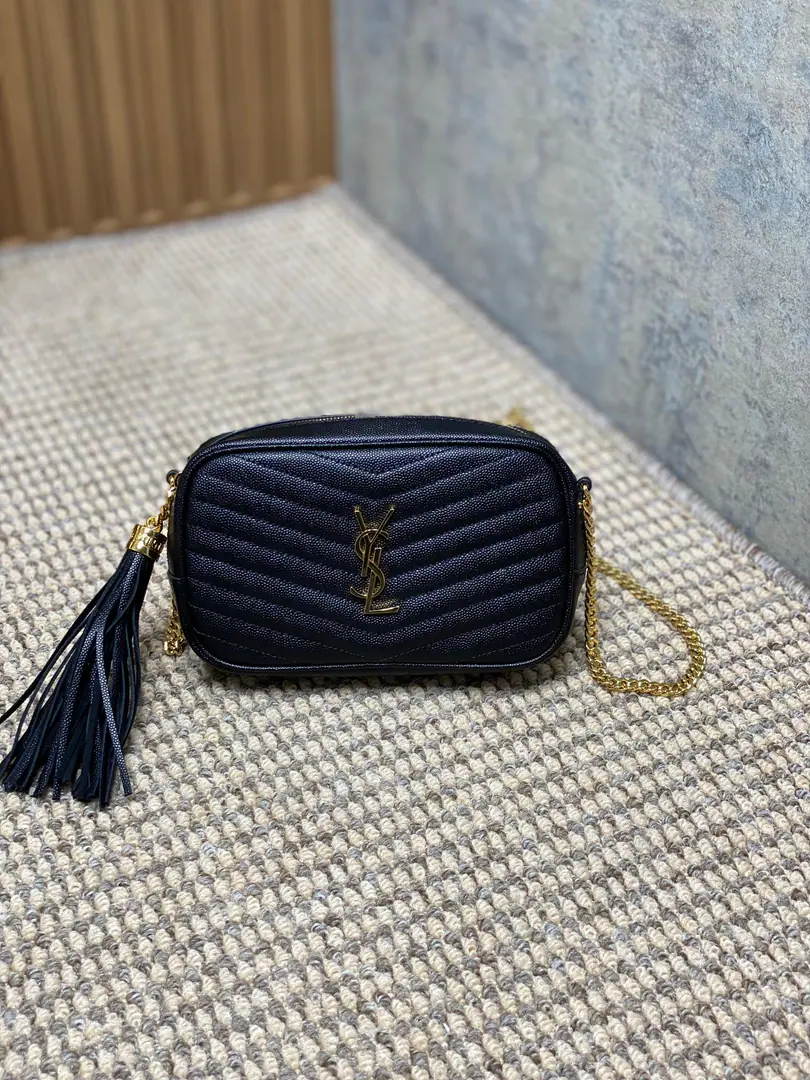 YSLBlack Golden Stream Sox camera bag., LOUSeries, Caviar, cow leather., It's a milling-up., It's perfect for regular commutes or out of town.！Quietly., Gold chains.+Lusoe Design, Fashion and grace.✨. Inside., That's a great touch., The capacity to load a cell phone., Cosmetics, etc.. Black gold color+YSLGold., Brand recognition., You don't pick up clothes., It's a good work., It's a classic St. Roland.！ Dimensions: 18x11x5cm Encoding: 505731