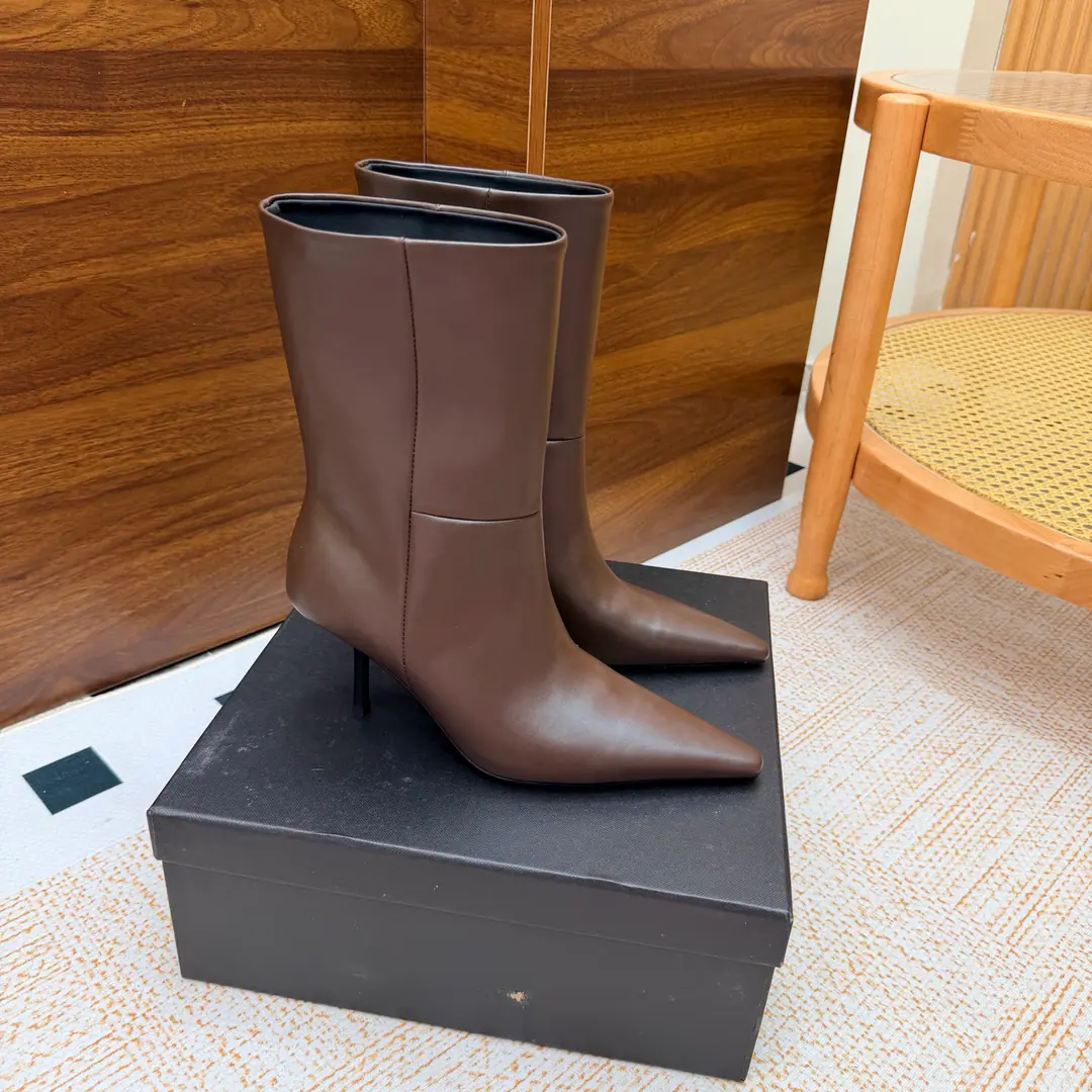 Top Version🖤Saint Laurent fw26 new arrival～ YSLSaint Roland.2026 The new spring and winter zippers are high and the ankle boots are sharp and short And ankle boots., A pair of square-shoes and a little high heels., %1 is internalLE CASSANDRE, Side zipper design. The whole shoe is very simple.～The little one is more sophisticated and fashionable and can see that the side of our boots is radians designed to be human legs.～The upper foot is so beautiful and so unchallenged.～Long legs.～It's a match for every occasion.～Autumn and winter wear the necessary supplies.！ Shoe.: Cow skin./Bullskins. Inside, put your feet on the inside.: Lamb skin. Shoes under the sole.: Italy is a big-ass country. He's tall.: 8cm Codes: 35-39（40.41.42I'll make sure I don't change it.）