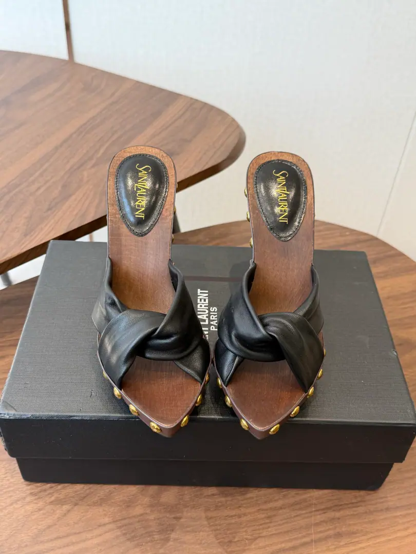 Saint LaurentYSL 26ssThe latest show. Water table high with sandals. Top Quality I'm light and not tired., The upper foot is a dress of spring and summer., More visible and tasteful., A luxuries look in a simple way., Even a sandal. I'm sure you'll need one pair of shoes in the summer shoe cabinet. Shoe.: Bullskins. He's tall.: 12cm Otsumi!: Wood floor. Size: #35-43（40.41.42.43I'll make sure I don't change it.）