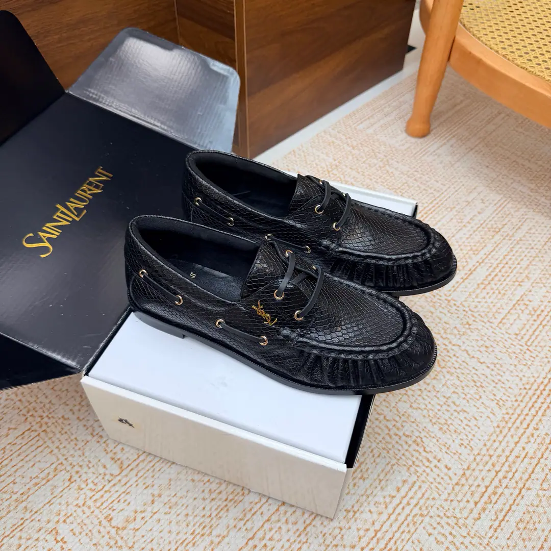 Couples' slippers.📍 Top Version🖤Saint Lauren*Saint Roland.2026 YSLSmalllogo A couple of wrinkled LeFoo shoes. Women Men It's a little symbolic.logoIt's the soul of these shoes. And he's got a low profile and a fine attitude on his shoe.. It's different from the big sign. It's quiet and it's sharp. Snuff it out with a simple line.YSLA unique fashion.DNA Unwittingly revealing the deep inside of the brand. The classic almond-shaped design of the shoehead. Smart-mixed feet. Pull the foot line up visually. ♪ And show grace and grace ♪. Every date a couple went to. Every trip. It's all because of the saloons. To be a low profile, deep-minded tribute.. The pasta uses a snake-strawed cow. The insides are all sheep's skin. Italian imports are so thick. size: 35–42（34, 41, 42, 43Custom） Men: 38–47（38, 46, 47Custom without re-offer）
