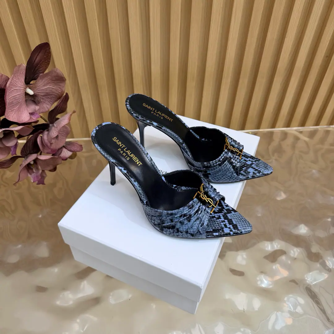 2026Spring and summer. YSL 🖤 Saint Laurent / Saint Roland.yslShoes. A super-super-fire slipper. This is a hardware button that we need to model every page of our family.1:1Custom！It's very good., Nice feet., And whether you're wearing jeans or not,, Little suit., The dress., It's a natural match. Shoe.: Snake-steeled cow skin. Uchi.: Skins of sheep. Shoes under the sole.: That's a big one. He's tall.: 9.5cm Size: 35-43（40, 41, 42, 43Customize or not change)