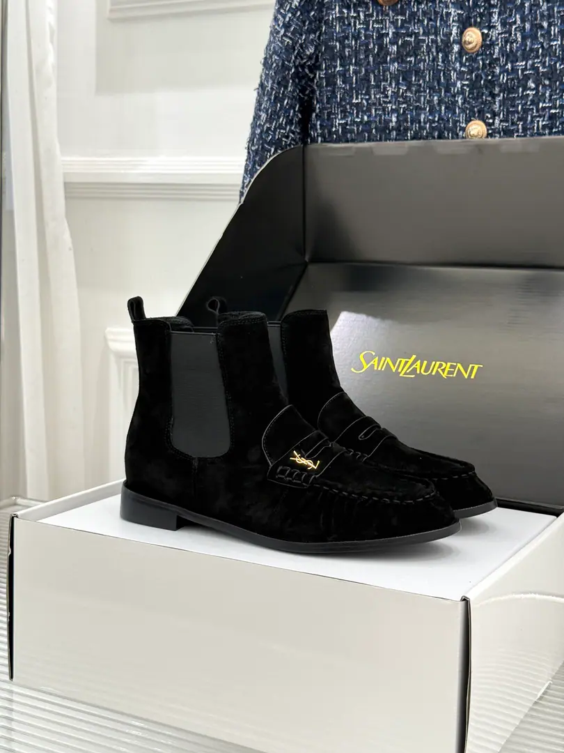 🏧𝐒𝐚𝐢𝐧𝐭 𝐋𝐚𝐮𝐫𝐞𝐧｜𝐘𝐒𝐋Saint Roland. New wrinkled Chelsea boots. Autumn and winter closets must be cool, single., Take the staircase and the staircase., The walk is over, the air.. Facework customized leather with original The inside feet are all sheep's skin. Italian imports are so thick. size: 35-39（40/41Custom)