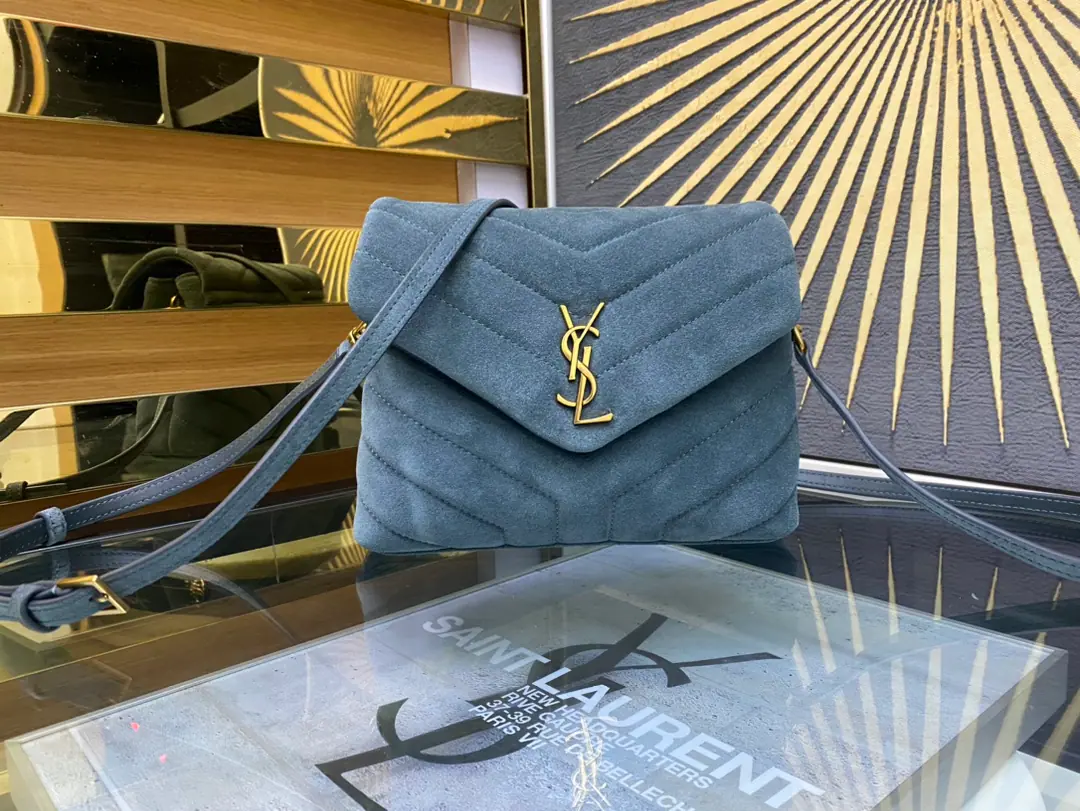 #𝑳𝒐𝒖𝑳𝒐𝒖# LouLouThe sandy little slender is coming in.！The whole bag was made with soft Italian silt., It's a classic.YHome slants, sewn., With a soft and stylish front flip bag., Shoulder-reconciled needle button, It's not big., It's not a lot of content., There's a zipper bag in the bag., Two main partitions., There's a small split between the center and the side that can put cash or paper on it.！Multifunctional！A super-loader.！ Model: 467072Skin grinding. Dimensions: 20X14X7cm