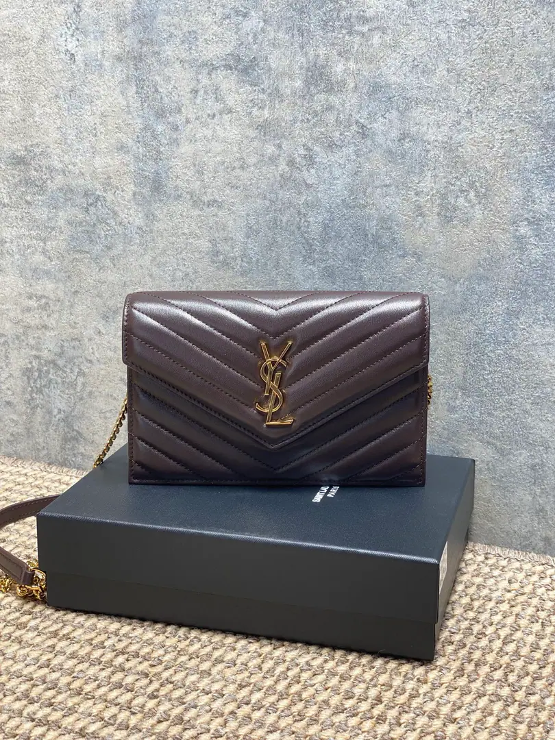 P Coffee. YSLSaint Roland. The sheep's skin chain is wrapped in it. With a stripable shoulder belt. But as a handbag 6A knob. 1A zipper coin bag. 1A paper-coin layer. - It's a practical payment. Dimensions19×12.5×4 Encoding441974