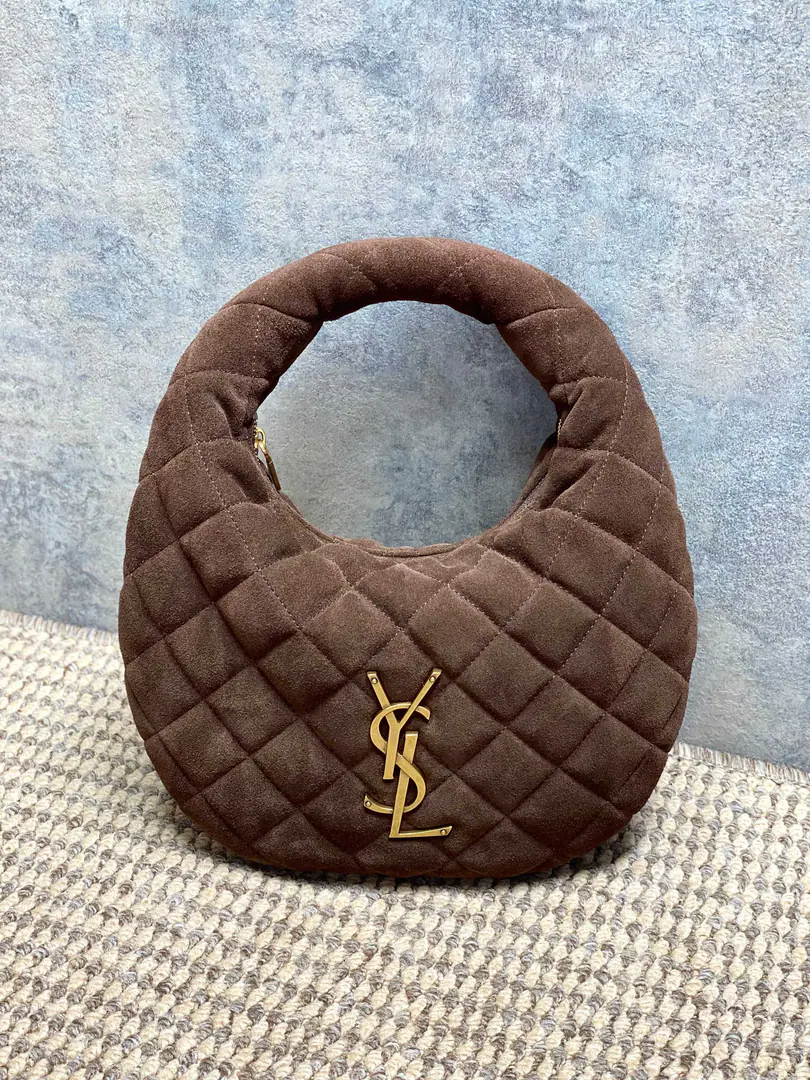 P Coffee. YSL ICARINOSmall pocket., Use sand and revelry., It's so soft., Classic diamond-gring. Sew.+GoldYSLMark, Low profile and luxury.. Moontooth Design, HandheldorThe armpits are all fashionable., Daily commute, I can ride easy.. It's safer to zip., Internal space is reasonable., It's practical and beautiful., It's St. Roland. CAREA hot one for the series., The French grace is full of sense. Model: 851689 Dimensions: 17x13x3cm