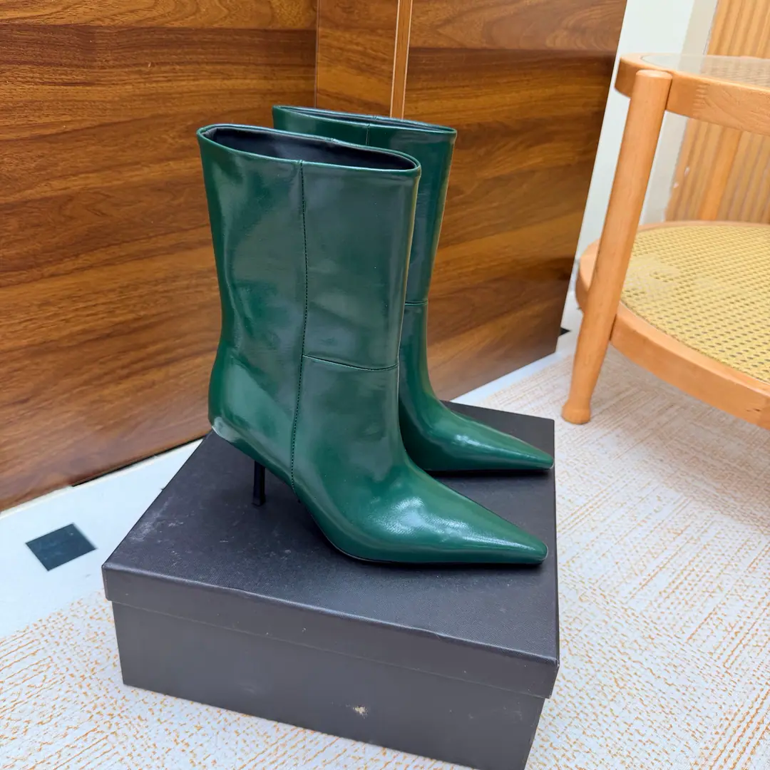 Top Version🖤Saint Laurent fw26 new arrival～ YSLSaint Roland.2026 The new spring and winter zippers are high and the ankle boots are sharp and short And ankle boots., A pair of square-shoes and a little high heels., %1 is internalLE CASSANDRE, Side zipper design. The whole shoe is very simple.～The little one is more sophisticated and fashionable and can see that the side of our boots is radians designed to be human legs.～The upper foot is so beautiful and so unchallenged.～Long legs.～It's a match for every occasion.～Autumn and winter wear the necessary supplies.！ Shoe.: Cow skin./Bullskins. Inside, put your feet on the inside.: Lamb skin. Shoes under the sole.: Italy is a big-ass country. He's tall.: 8cm Codes: 35-39（40.41.42I'll make sure I don't change it.）