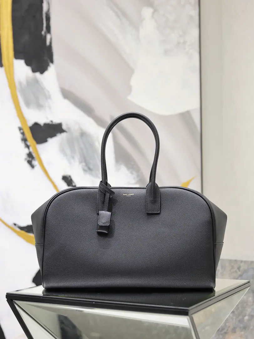 Big black button.· SAC DE JOURBoston bag with the bag. The new season brand of classic pillow bags is re-emerged., Unique Cuts and Outlines, It's a classic, modern, permanent style.. This delicate, soft handbag is accompanied by a long hand., But you can carry it., To facilitate matching in different settings！ Model: 851687 Dimensions: 41×25×22.5cm