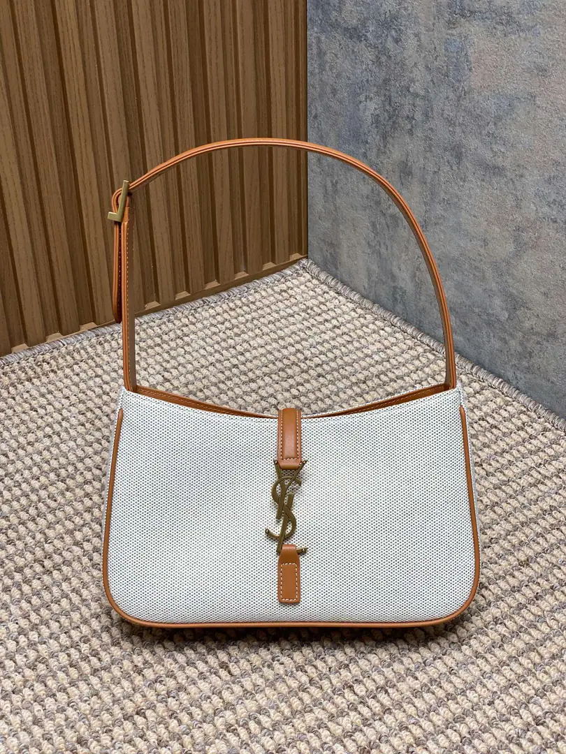 Spring and summer show. YSLThe new armpit is wrapped in a very simple shape pluslogo Simple U.S.A. High-level opening is a way to set the buttons half open. Encoding657228 Dimensions23x16x6.5cm