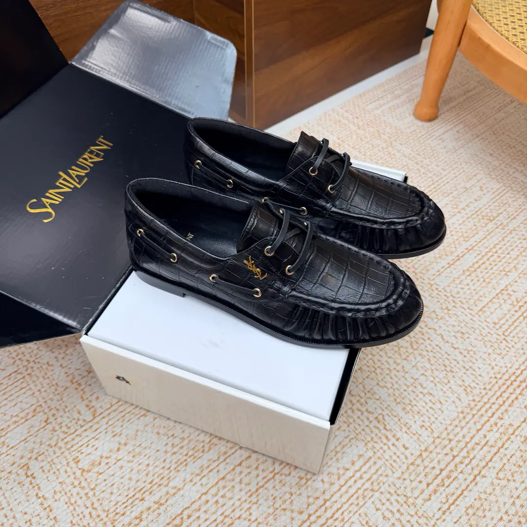 Couples' slippers.📍 Top Version🖤Saint Lauren*Saint Roland.2026 YSLSmalllogo A couple of wrinkled LeFoo shoes. Women Men It's a little symbolic.logoIt's the soul of these shoes. And he's got a low profile and a fine attitude on his shoe.. It's different from the big sign. It's quiet and it's sharp. Snuff it out with a simple line.YSLA unique fashion.DNA Unwittingly revealing the deep inside of the brand. The classic almond-shaped design of the shoehead. Smart-mixed feet. Pull the foot line up visually. ♪ And show grace and grace ♪. Every date a couple went to. Every trip. It's all because of the saloons. To be a low profile, deep-minded tribute.. The fabric is made of stone-stressed cow skin. The insides are all sheep's skin. Italian imports are so thick. size: 35–42（34, 41, 42, 43Custom） Men: 38–47（38, 46, 47Custom without re-offer）