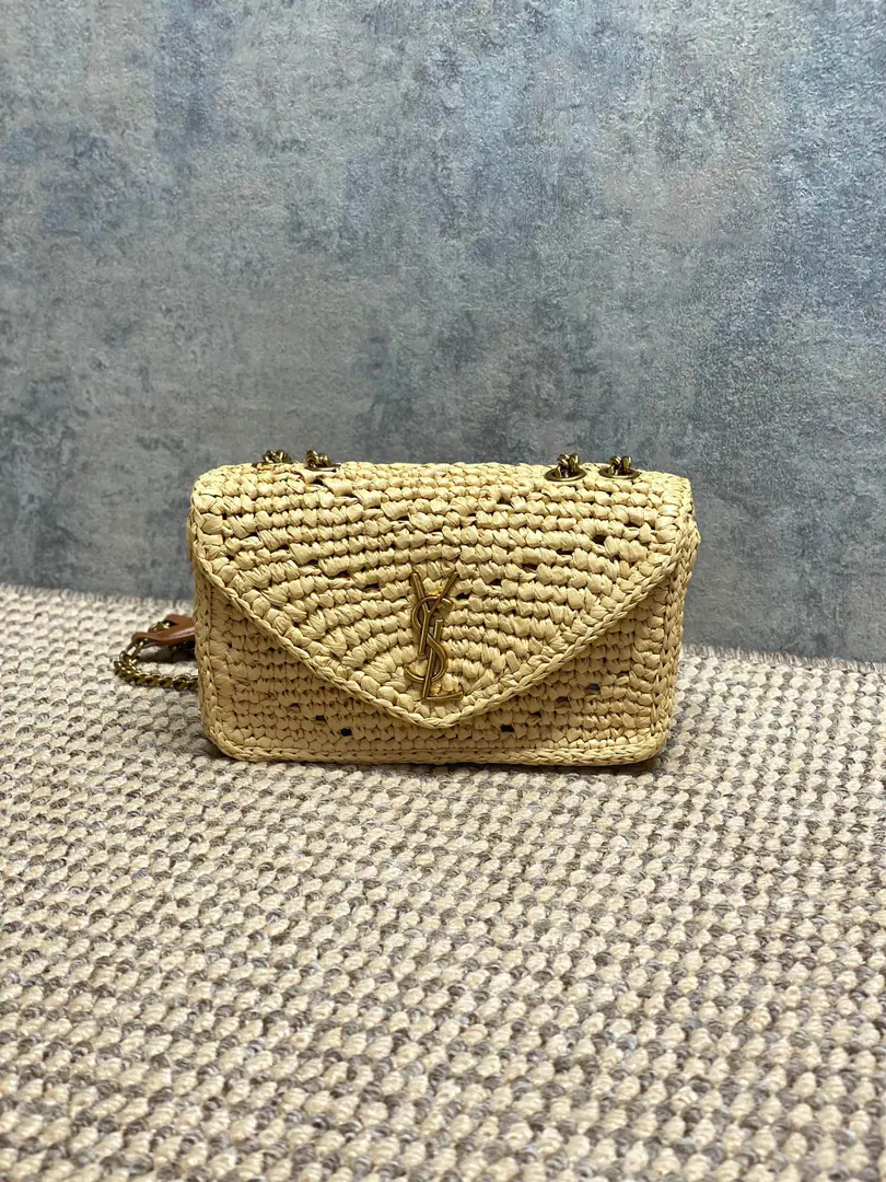 YSL LouLouMini-sweet chain bags., VWord knitting process+GoldLogo, It's so elegant and so elegant.✨. Mini-size light., It's a good day to go on a trip or a date.！Regable metal chain, Single shoulder., Slash, Hand-held switch., Internal space is reasonable., You can put your cell phone bag in.📱. It's a landmark design for St. Roland., You're a fashionable man.！ Encoding: 821749 Dimensions: 20x12x5cm