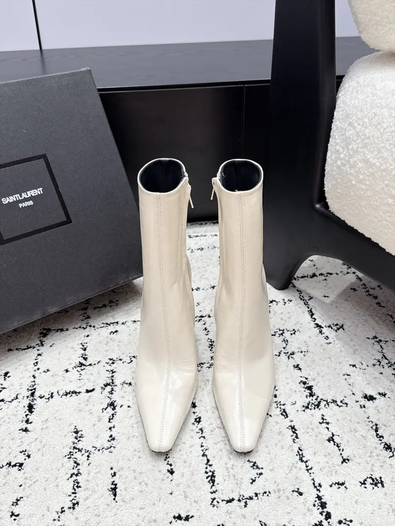 SAINT LAURENT Saint Roland. 26/ Autumn and winter show. Short boots. Slight and high and short boots. The superstar fashion masters grow grass. The most understanding woman is that she doesn't accept the super-feminine-feminist. The originals are starting up the slopes and... The details are perfect. A fine-sculpted shape, which makes your feet feel so good. ✔️Fabulous.: Customize imported cow skin ✔️Uchi.: Import mixed sheep skin ✔️Otsumi!: Italy is a big-ass country. ✔️He's tall.: 10.5cm ✔️Size: 35-42（40 41 42Make a no-refund order.）