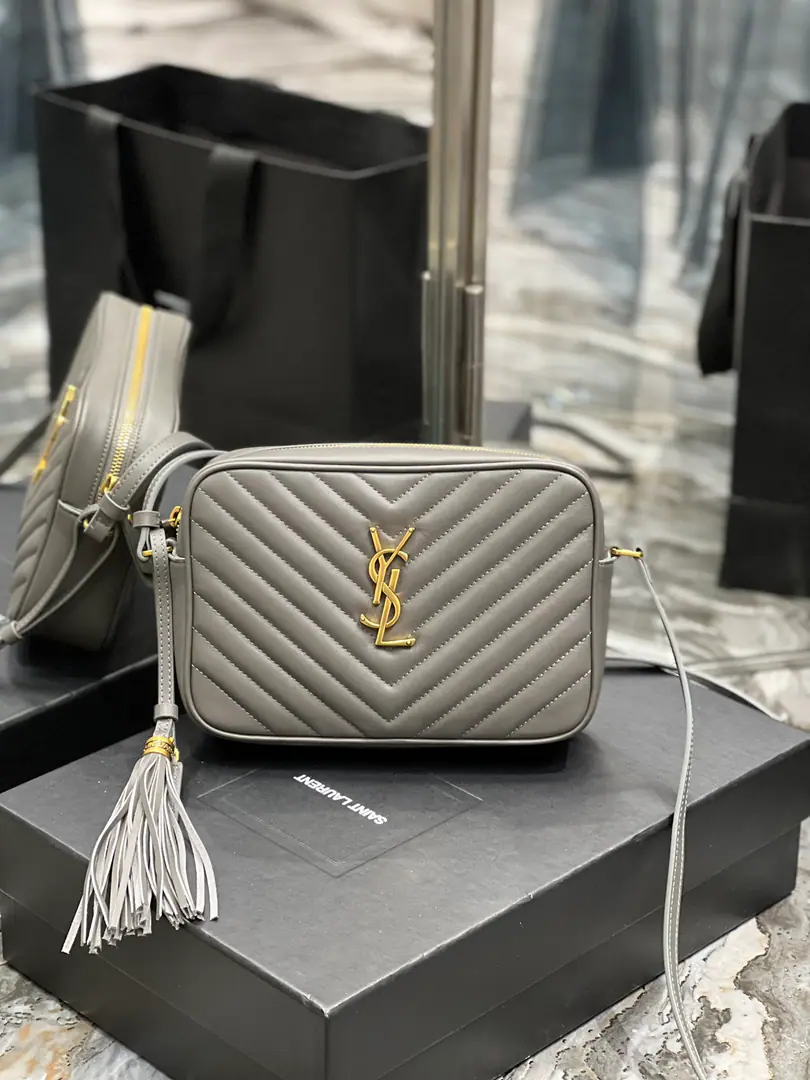 𝑳𝒐𝒖Camera bag_Grey button. Top-level imports of Italian cattle with sand-grew camera bags, Hong Kong AcquisitionzpOpen-forming., Make it exactly the same.！Very fine.！A modifiable shoulder belt with a fashion-stylish hanger.！100% calf skin., In the linoleum.！There's a plug in the bag.！Very useful atmosphere.！ Model: 520534. Dimensions: 23x16x6cm