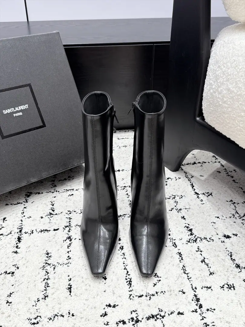 SAINT LAURENT Saint Roland. 26/ Autumn and winter show. Short boots. Slight and high and short boots. The superstar fashion masters grow grass. The most understanding woman is that she doesn't accept the super-feminine-feminist. The originals are starting up the slopes and... The details are perfect. A fine-sculpted shape, which makes your feet feel so good. ✔️Fabulous.: Customize imported cow skin ✔️Uchi.: Import mixed sheep skin ✔️Otsumi!: Italy is a big-ass country. ✔️He's tall.: 10.5cm ✔️Size: 35-42（40 41 42Make a no-refund order.）