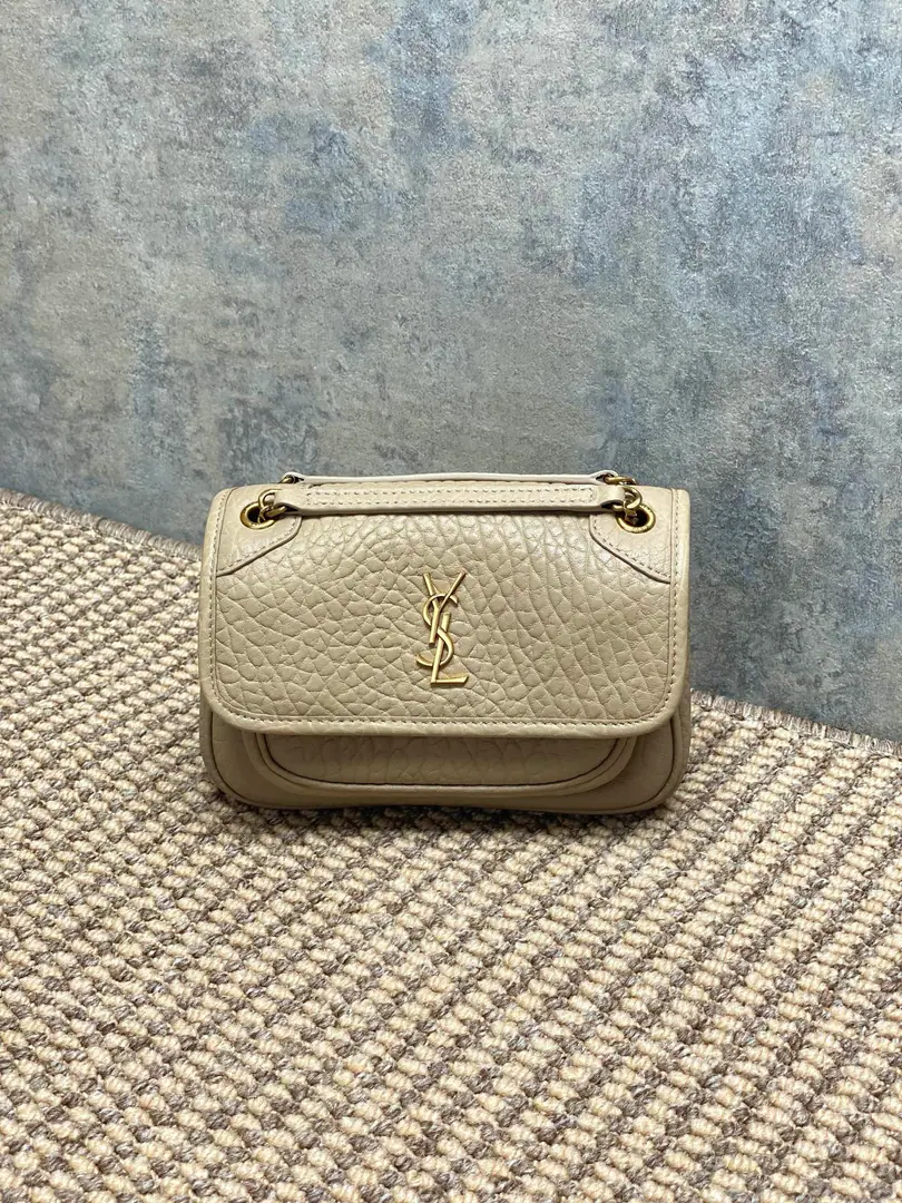 Milk tea. YSL New paragraph Mini Elephant tattoos.niki, It's a little nice. It's a classic.！A brand-new silver chain. Skin hands are soft., A main internal partition., A flat bag., A zipper bag guy carries it pretty good too.. Dimensions: 18x12.5x5cm Encoding: 828736