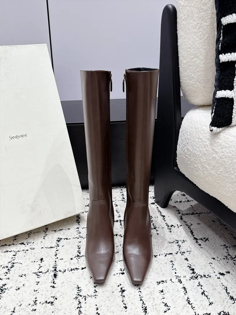 SAINT LAURENT Saint Roland. 26/ The new early autumn. Pointy and letter heights and boots. YSLSt. Roland's sign letters and boots.👢It's so cool. It's sexy.✨- The bright side. - The leather side., Pointy Heading Line, High recognition, MarkerYSLLetters and Alien, ♪ And snort and snort ♪, Side zipper design, The boots are very tweezers-style., The coat., A leather coat., You can dress up like a man., A proper house of ladies. ✔️Fabulous.: Bullskins. ✔️Uchi.: Bullskins. ✔️Otsumi!: That's a big one. ✔️He's tall.: 8.5cm ✔️Size: 35-42（40 41 42Do it.）