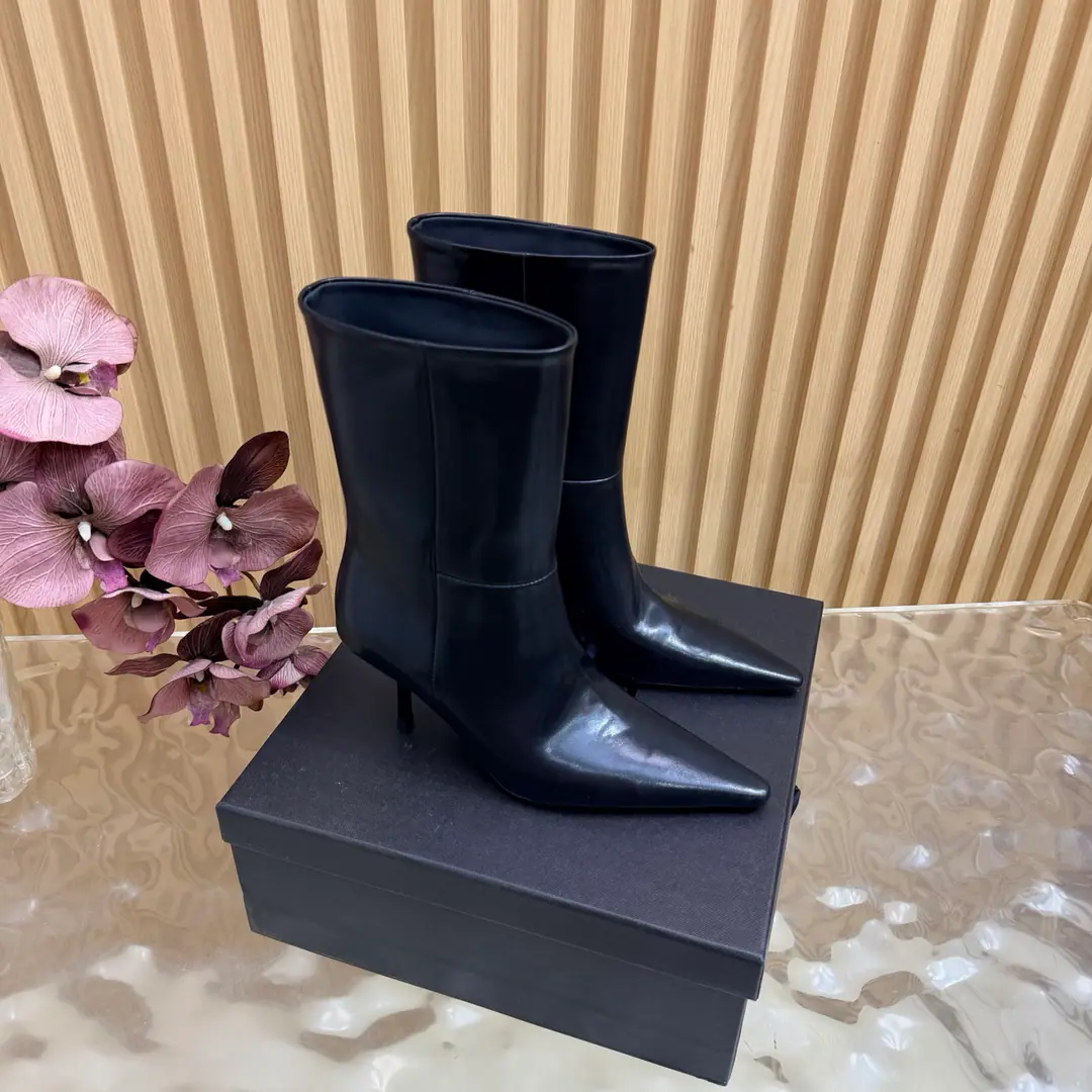 Top Version🖤Saint Laurent fw26 new arrival～ YSLSaint Roland.2026 The new spring and winter zippers are high and the ankle boots are sharp and short And ankle boots., A pair of square-shoes and a little high heels., %1 is internalLE CASSANDRE, Side zipper design. The whole shoe is very simple.～The little one is more sophisticated and fashionable and can see that the side of our boots is radians designed to be human legs.～The upper foot is so beautiful and so unchallenged.～Long legs.～It's a match for every occasion.～Autumn and winter wear the necessary supplies.！ Shoe.: Cow skin./Bullskins. Inside, put your feet on the inside.: Lamb skin. Shoes under the sole.: Italy is a big-ass country. He's tall.: 8cm Codes: 35-39（40.41.42I'll make sure I don't change it.）