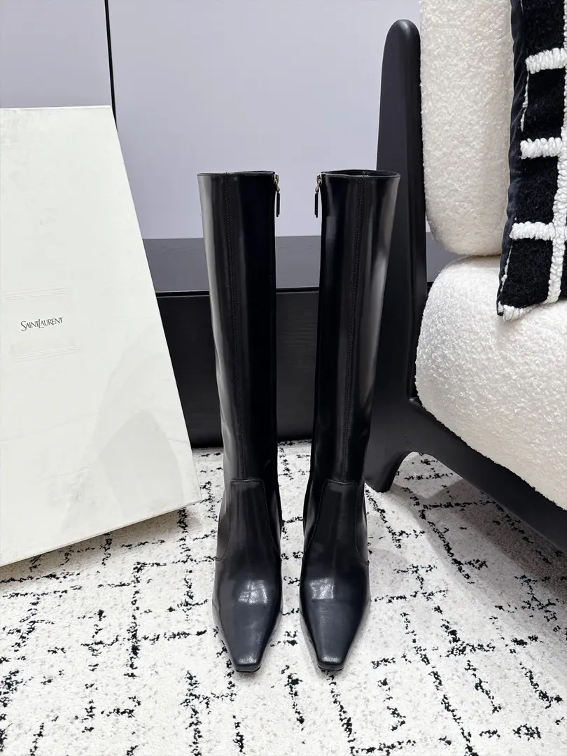 SAINT LAURENT Saint Roland. 26/ The new early autumn. Pointy and letter heights and boots. YSLSt. Roland's sign letters and boots.👢It's so cool. It's sexy.✨- The bright side. - The leather side., Pointy Heading Line, High recognition, MarkerYSLLetters and Alien, ♪ And snort and snort ♪, Side zipper design, The boots are very tweezers-style., The coat., A leather coat., You can dress up like a man., A proper house of ladies. ✔️Fabulous.: Bullskins. ✔️Uchi.: Bullskins. ✔️Otsumi!: That's a big one. ✔️He's tall.: 8.5cm ✔️Size: 35-42（40 41 42Do it.）