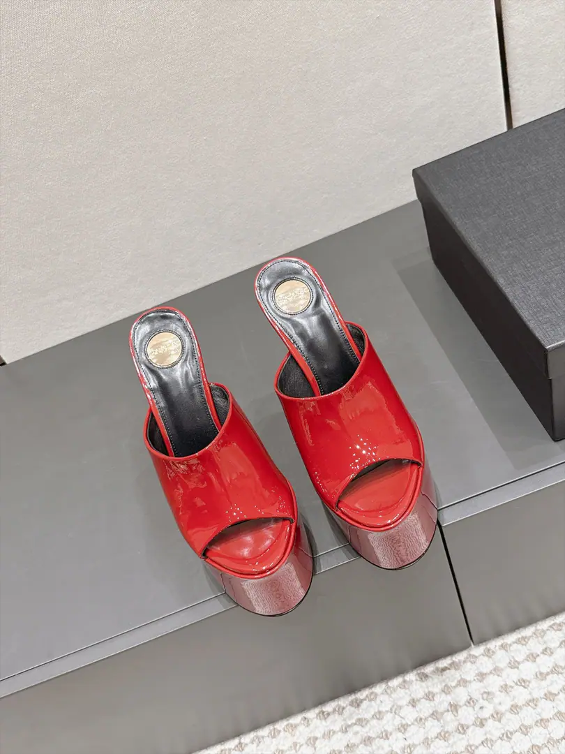 Requisition level Ysl 26/Summer New Money Fishpits. Water table high with sandals. This is... ​​YSL（Saint Laurent）2026 Summer waterproofer super high heels.​​, Ice-blue-painted fish mouth design, Water-proof station. + Siu Gao-sung, Transparency PVC The strapped to the ankles., The shoes are gold. YSL Hot.. These are a lot of brushes in the station., Jo Ruth Milan's got the same dress on.. A few key points. ​​Colour Out​​: This ice blue is a very good eye-cracker., The photo shoots were blown., Summer is a bright one.. ​​Waterproofing towers up.​​: Thick + Super high., The visual stretching of legs is obviously working.. ​​PVC Transparency tape​​: It's better than a full belt., It's a little bit of a care-taking thing to do.. He's tall.: 15.5cm Water table: 6.5cm Size: 35-42（40.41.42Do it.）