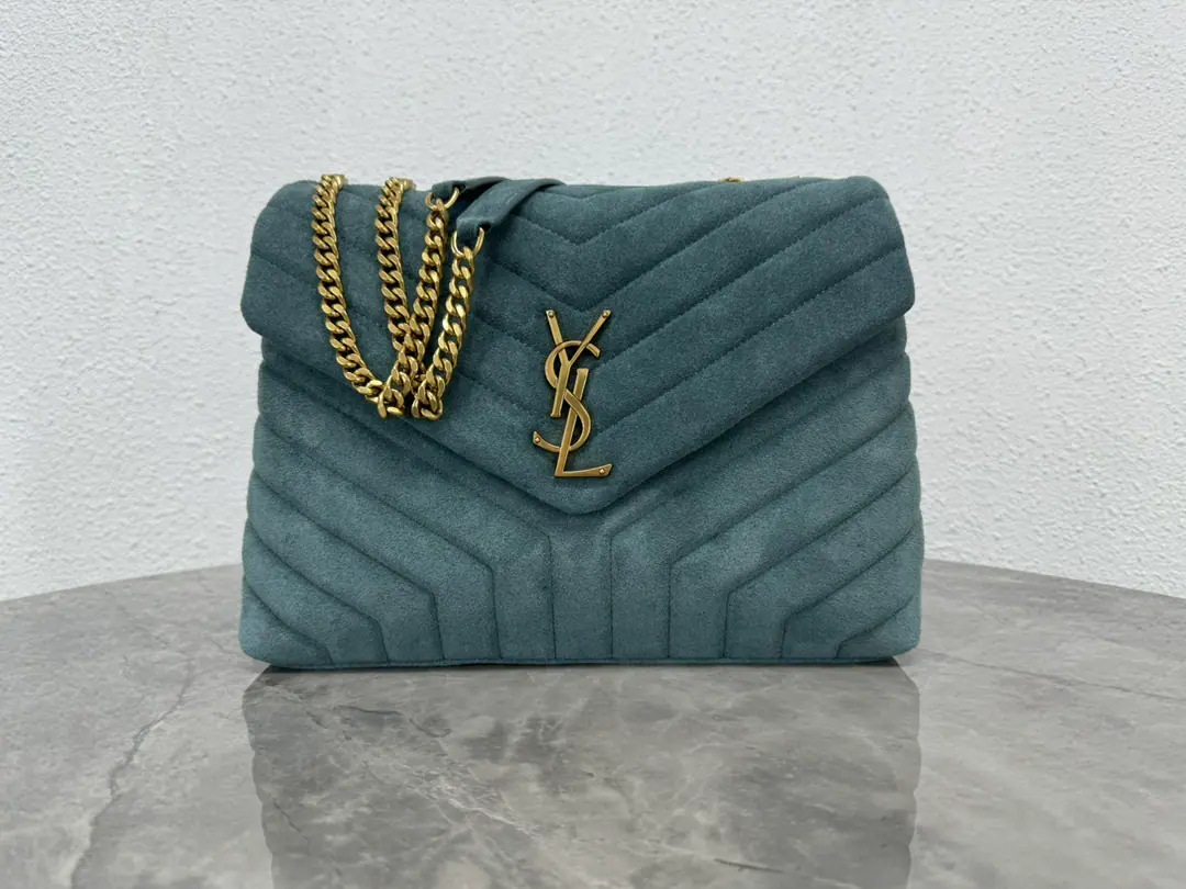 【𝙇𝙤𝙪 𝙇𝙤𝙪 31𝙘𝙢】It's a pack for winter., He's coming to you with warmth.！The outer layers are so soft and cozy., The sense of excellence that you can feel with your hand.！It's a gold-coloured hardware., Makes the whole bag taste better.！It's got a layer inside that's easy to sort the items., The most important thing is to use it too lightly., He's definitely qualified to be a regular commuter.！Model: 459749Dimensions: 31x22x10