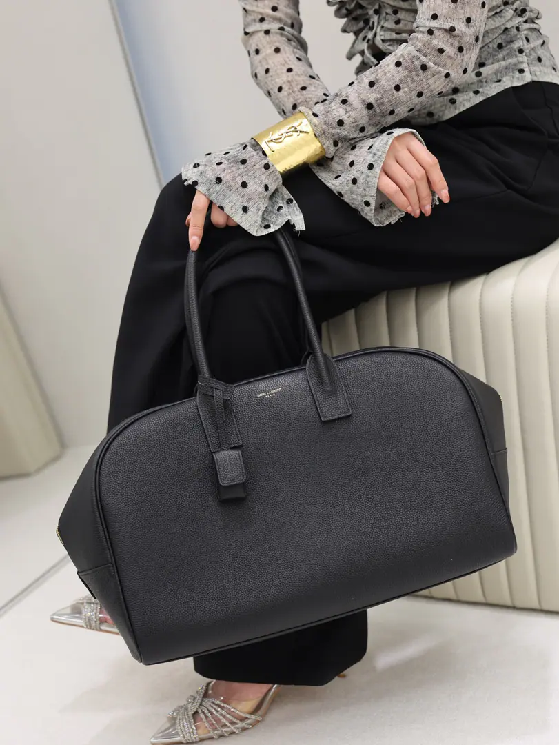 The dung little cow's skin is soft and durable. A elegant arc curve wrapping up. It's perfect for fashion and practicality.