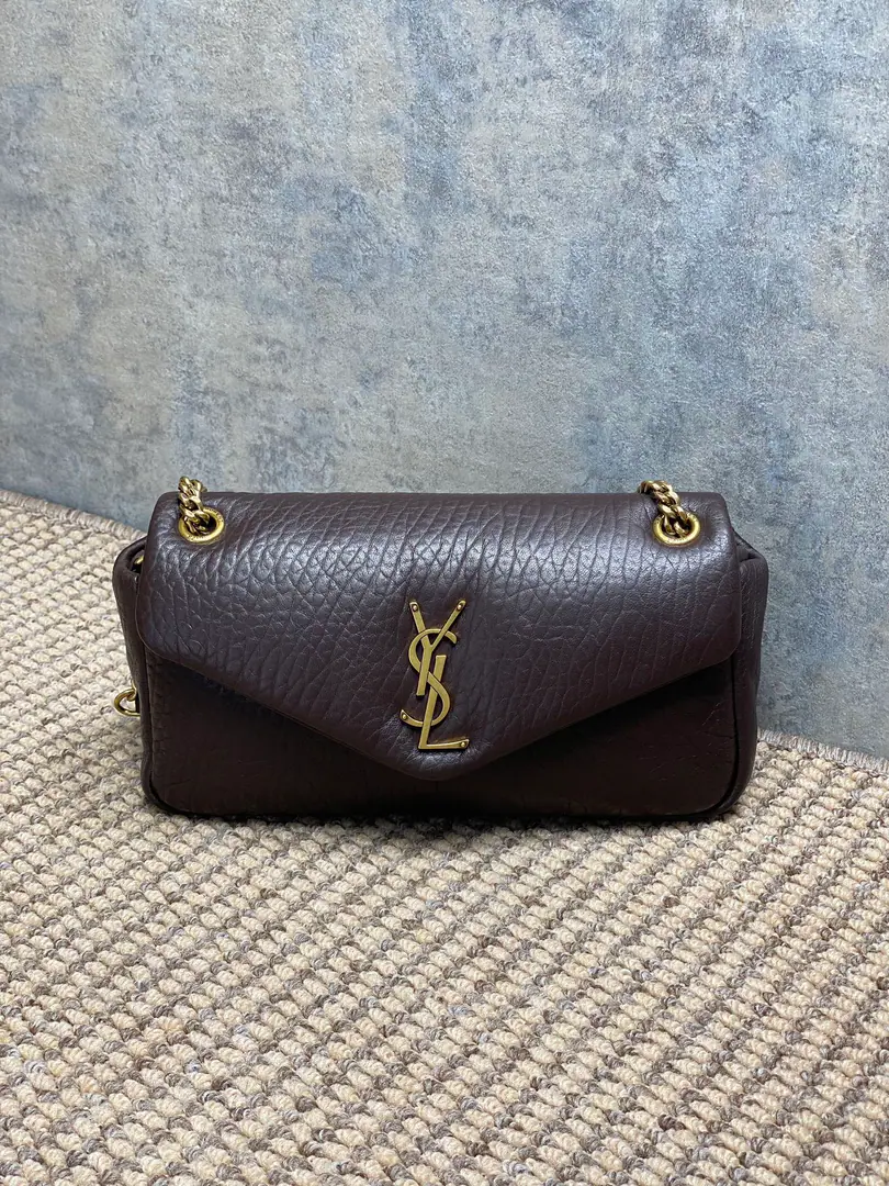 YSL CalypsoChain bag., Little sheep's skin.+Gold chains., Jane is so smart.✨. ♪ Soft and wrapped ♪, The tops are designed to facilitate daily commute.orOut of the street., The capacity is perfect., You can have your wallet on your phone.. The chains can be single./Slash, You're a big fan of the game., Keep your head down and hold it down.！2023New paragraph, It's practical and fashionable., I really recommend it.～ Model: 734153 Dimensions: 17.5x21x8cm