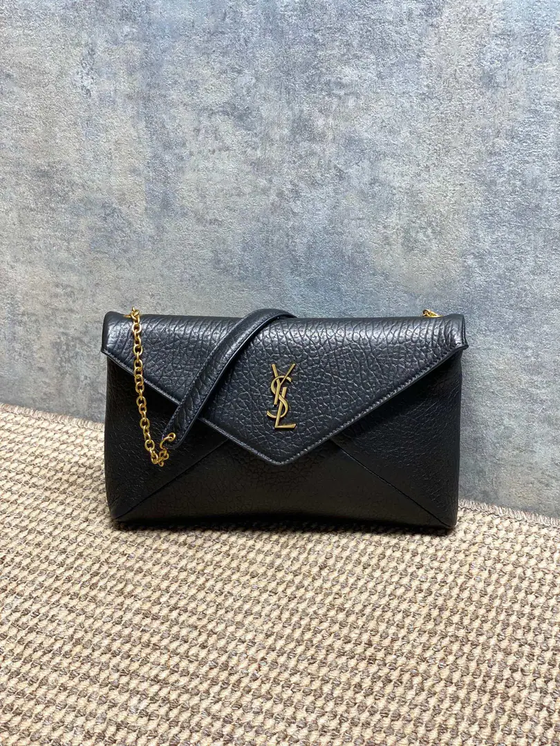 YSL CalypsoEnvelope, Pumpy parchment.+GoldLogo, Jane and high-end.✨. Envelope Design, Line flow, HandheldorSlash all over.OK, Shoulder belts can be removed., Telecommuting, Date, It's easy to ride in a formal setting., Medium Capacity, The daily stuff is lightly packed.. The skin is soft, but it's not too much to maintain., You're not gonna scratch and squirt.～This bag is practical and fashionable., It's a gifted instrument for a girl with a temperamental temperament.！ Dimensions: 29.5 X 18 X 5cm Model: 853610F68