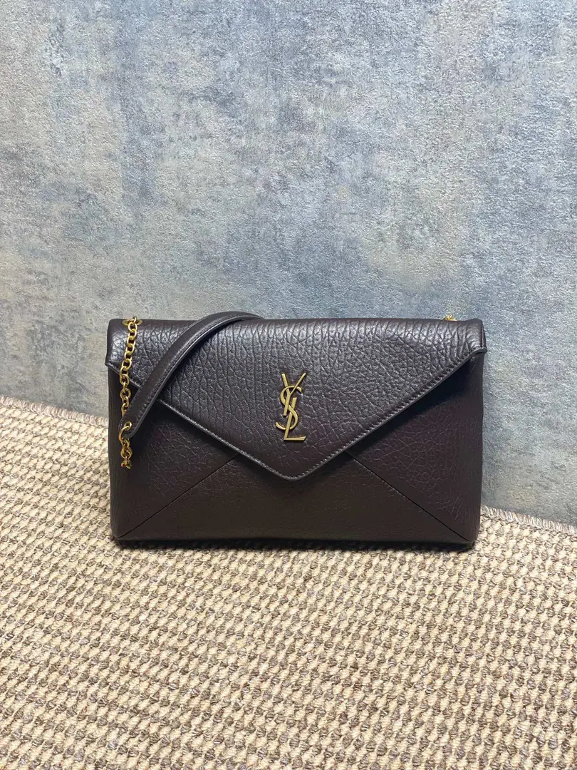 YSL CalypsoEnvelope, Pumpy parchment.+GoldLogo, Jane and high-end.✨. Envelope Design, Line flow, HandheldorSlash all over.OK, Shoulder belts can be removed., Telecommuting, Date, It's easy to ride in a formal setting., Medium Capacity, The daily stuff is lightly packed.. The skin is soft, but it's not too much to maintain., You're not gonna scratch and squirt.～This bag is practical and fashionable., It's a gifted instrument for a girl with a temperamental temperament.！ Dimensions: 29.5 X 18 X 5cm Model: 853610F68