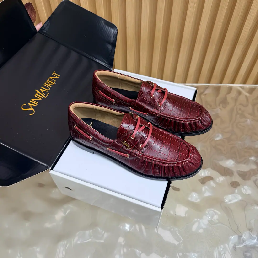Couples' slippers.📍 Top Version🖤Saint Lauren*Saint Roland.2026 YSLSmalllogo A couple of wrinkled LeFoo shoes. Women Men It's a little symbolic.logoIt's the soul of these shoes. And he's got a low profile and a fine attitude on his shoe.. It's different from the big sign. It's quiet and it's sharp. Snuff it out with a simple line.YSLA unique fashion.DNA Unwittingly revealing the deep inside of the brand. The classic almond-shaped design of the shoehead. Smart-mixed feet. Pull the foot line up visually. ♪ And show grace and grace ♪. Every date a couple went to. Every trip. It's all because of the saloons. To be a low profile, deep-minded tribute.. The fabric is made of stone-stressed cow skin. The insides are all sheep's skin. Italian imports are so thick. size: 35–42（34, 41, 42, 43Custom） Men: 38–47（38, 46, 47Custom without re-offer）