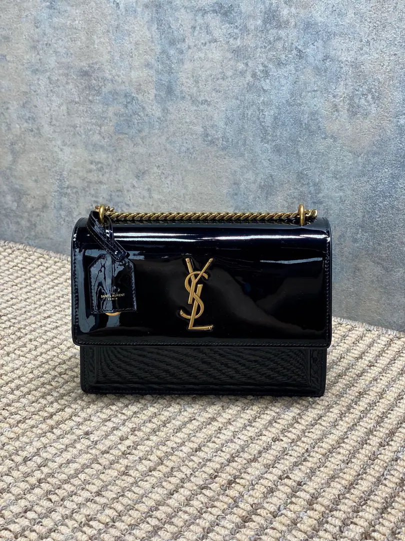 YSL SunsetPainting purses., Use smooth paint skin, It's a very good quality.. HeadsYSLMetalLogoIt's so well-known., Chain shoulder band is modifiable., Single shoulder./Slash all over.OK！Internal double partition+Pocket., The phone is easy to pick up.. The wine and red inspiration comes from the sunset., The ancients are elegant., Telecommuting, Dinner., The holidays can be easily managed., It's practical and fashionable.！ Dimensions: 22x16x8 cm Encoding: 441971～442906
