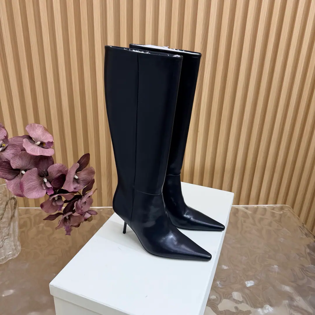 Top Version🖤Saint Laurent fw26 new arrival～ YSLSaint Roland.2026 The new spring and winter zippers are high and the ankle boots are sharp and short And ankle boots., A pair of square-shoes and a little high heels., %1 is internalLE CASSANDRE, Side zipper design. The whole shoe is very simple.～The little one is more sophisticated and fashionable and can see that the side of our boots is radians designed to be human legs.～The upper foot is so beautiful and so unchallenged.～Long legs.～It's a match for every occasion.～Autumn and winter wear the necessary supplies.！ Shoe.: Cow skin./Bullskins. Inside, put your feet on the inside.: Lamb skin. Shoes under the sole.: Italy is a big-ass country. He's tall.: 8cm Codes: 35-39（40.41.42I'll make sure I don't change it.）