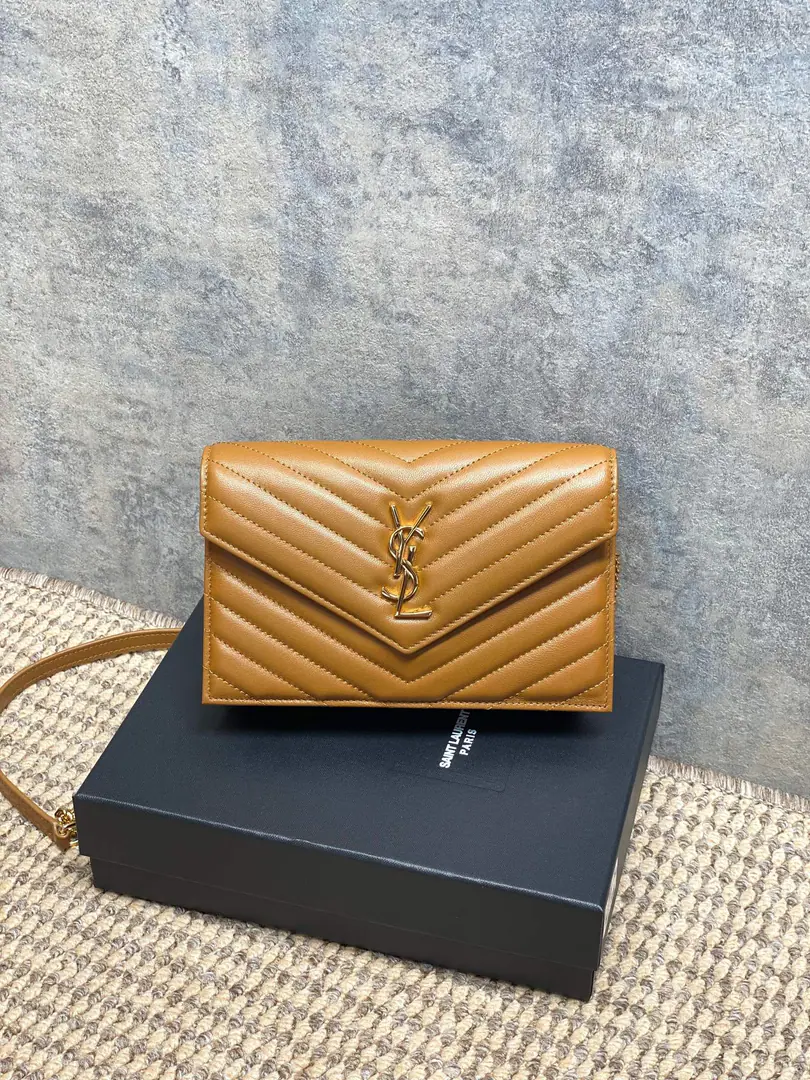 P Caramel. YSLSaint Roland. The sheep's skin chain is wrapped in it. With a stripable shoulder belt. But as a handbag 6A knob. 1A zipper coin bag. 1A paper-coin layer. - It's a practical payment. Dimensions19×12.5×4 Encoding441974