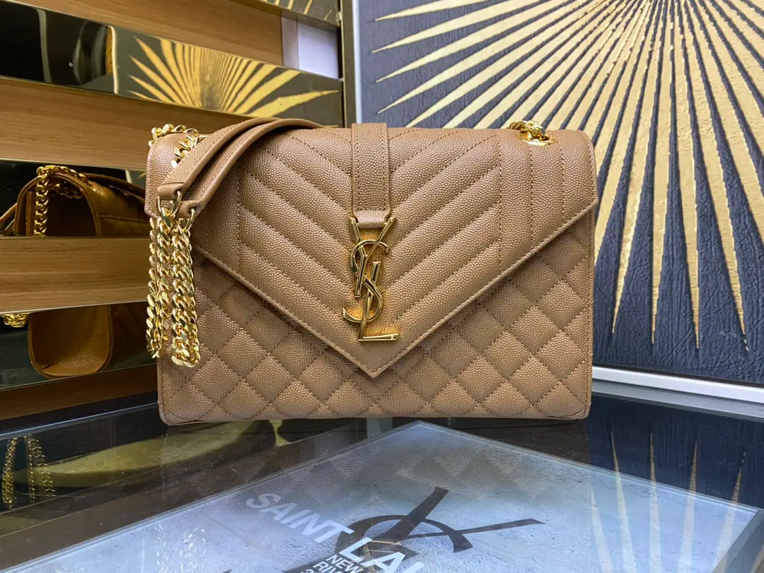 ENVELOPPE Medium Envelope, Italian imports of original plant cattle and skin, Super-paragus caviar texture., A very air-like piece., Black is a classic match with gold., A hundred.！♪ The shoulder slants ♪ok！It's a good one.！ Model: 487206 Dimensions: 24×17.5×6cm