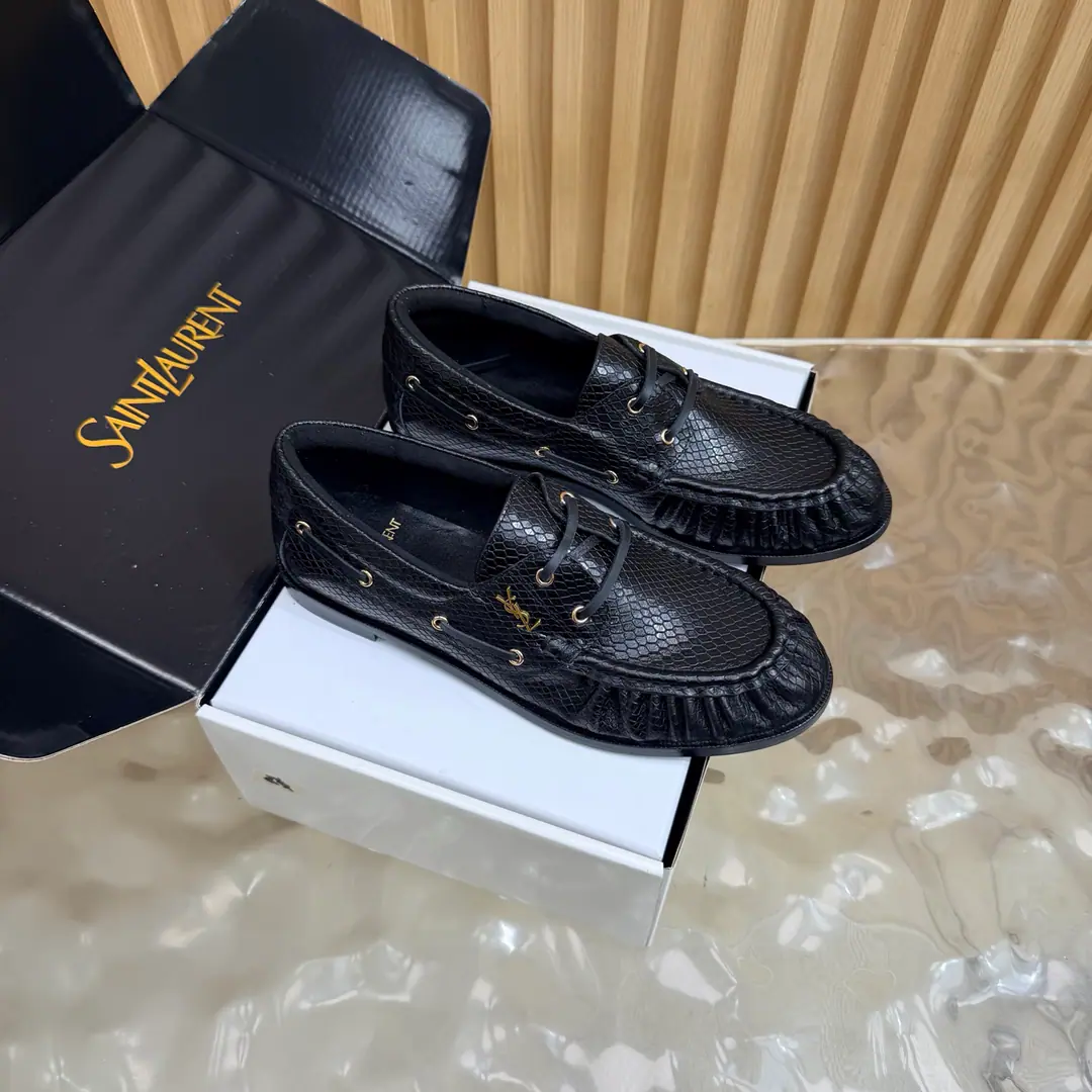 Couples' slippers.📍 Top Version🖤Saint Lauren*Saint Roland.2026 YSLSmalllogo A couple of wrinkled LeFoo shoes. Women Men It's a little symbolic.logoIt's the soul of these shoes. And he's got a low profile and a fine attitude on his shoe.. It's different from the big sign. It's quiet and it's sharp. Snuff it out with a simple line.YSLA unique fashion.DNA Unwittingly revealing the deep inside of the brand. The classic almond-shaped design of the shoehead. Smart-mixed feet. Pull the foot line up visually. ♪ And show grace and grace ♪. Every date a couple went to. Every trip. It's all because of the saloons. To be a low profile, deep-minded tribute.. The fabric uses a stony-snake-striped cow. The insides are all sheep's skin. Italian imports are so thick. size: 35–42（34, 41, 42, 43Custom） Men: 38–47（38, 46, 47Custom without re-offer）