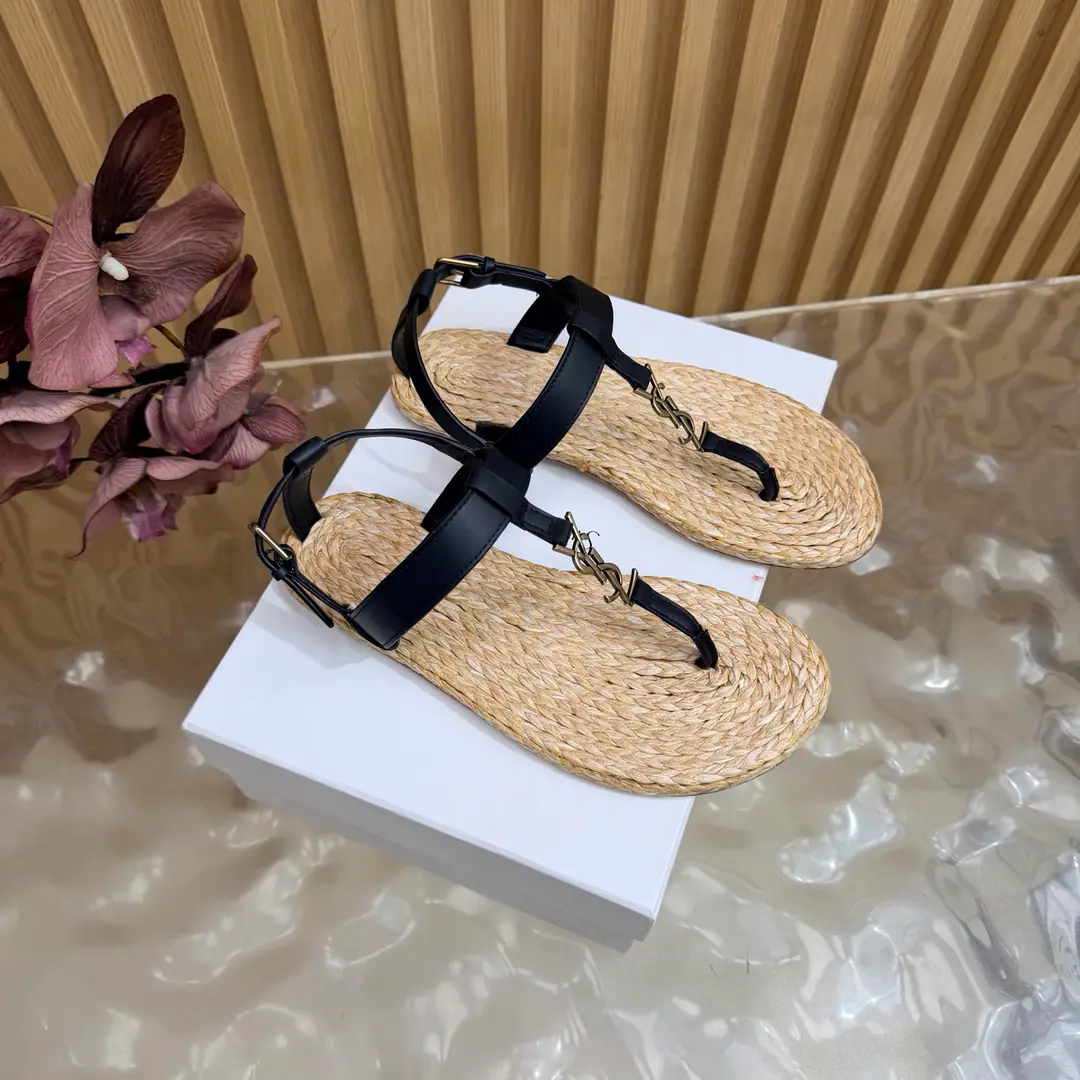 2026Spring and summer. Couple money. YSL 🖤 Saint Laurent / Saint Roland.yslShoes. A super-super-fire sandal. This is a hardware button that we need to model every page of our family.1:1Custom！It's very good., Nice feet., And whether you're wearing jeans or not,, Little suit., The dress., It's a natural match. Shoe.: Bullskins./Painted skin. Uchi.: The bottom of the straw. Shoes under the sole.: That's a big one. He's tall.: Floor Size: 35—44（41-44Custom without re-offer）