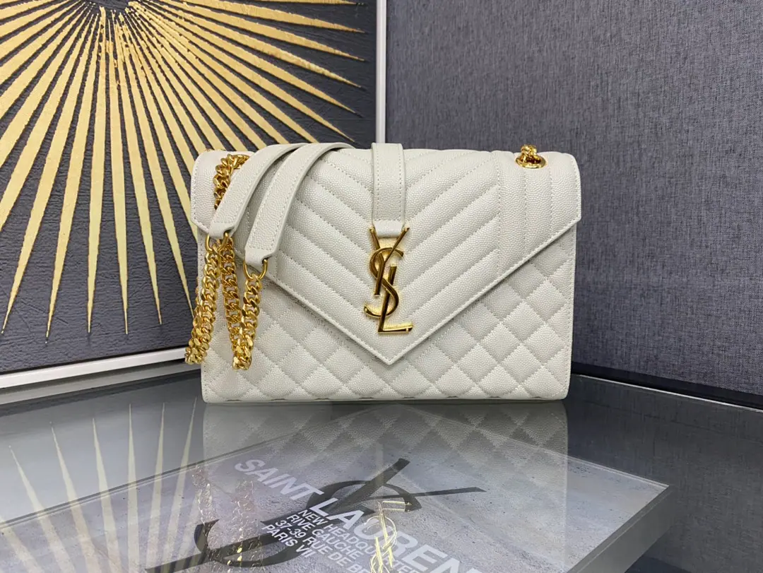 ENVELOPPE Medium Envelope, Italian imports of original plant cattle and skin, Super-paragus caviar texture., A very air-like piece., Black is a classic match with gold., A hundred.！♪ The shoulder slants ♪ok！It's a good one.！ Model: 487206 Dimensions: 24×17.5×6cm