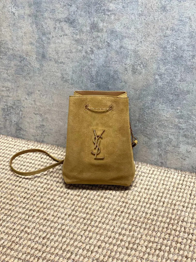 Saint Roland.CassandreChain bucket bag., Skins of sand and wool.+GoldYSLLogo, Jane is so smart.✨. Pumper-bumper type, Metal chain shoulder belt, Handheld, Single shoulder., Slash all over.OK, I'm a regular commuter or a street trip.！Medium Size, It's practical and fashionable., It's a classic St. Roland., It's not a mistake.～ Dimensions: 20x24x3cm Model: 801070