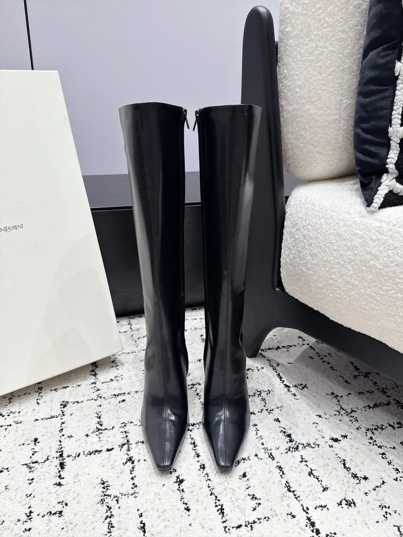Saint Lauren* 26/ The new early autumn. Pointy and boots. YSLClassic high-head boots., My sister is a war boot.✨Slash-pointed stretching of legs, Xiao Gao and his own strong air field, It's a good light., Trailer-tempered leg-style., No leg muscles., The side zipper is out of the question., The coat., A leather coat., You know, a suit and a dress and a movie filter., All the commuting dinners.holdStay., It's the big lady.. ✔️Fabulous.: Bullskins. ✔️Uchi.: Bullskins. ✔️Otsumi!: Italian imports are so thick. ✔️He's tall.: 10.5cm ✔️Size: 35-42（40 41 42Do it.）