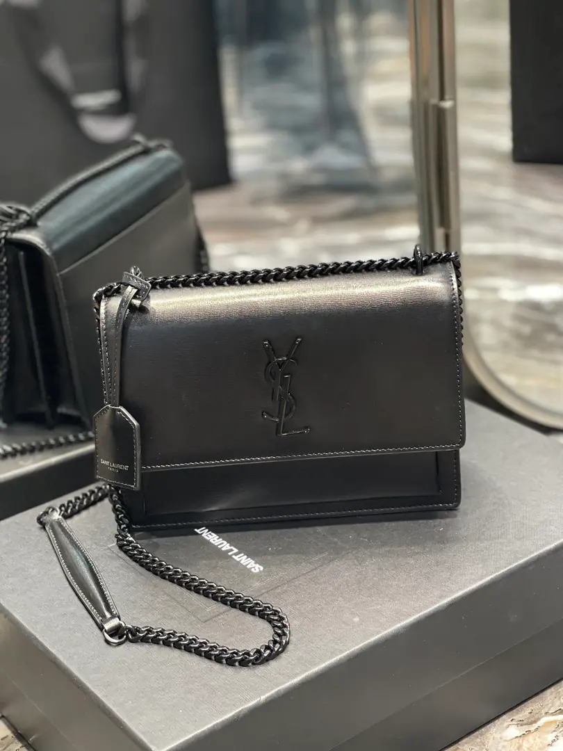 🔳𝑺𝒖𝒏𝒔𝒆𝒕 𝟮𝟮𝒄𝒎🔳 #Black button.# The classic toothpicks.sunsetSunset bag.！The heat's still on for so long., So it's a bit of a fan.！High-quality Italian cattle imports, zp- I'll make you a hardware., ♪ To pursue every detail ♪, We're trying to get close to the right thing., High quality is not expensive., Let's move now.！ Dimensions: 22x8x16 Model: 442906