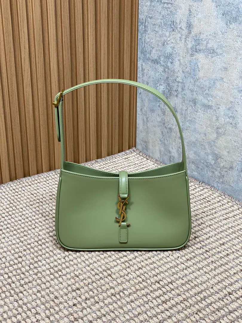 P Spring and summer show. YSLThe new armpit is wrapped in a very simple shape pluslogo Simple U.S.A. High-level opening is a way to set the buttons half open. Encoding657228 Dimensions23x16x6.5cm