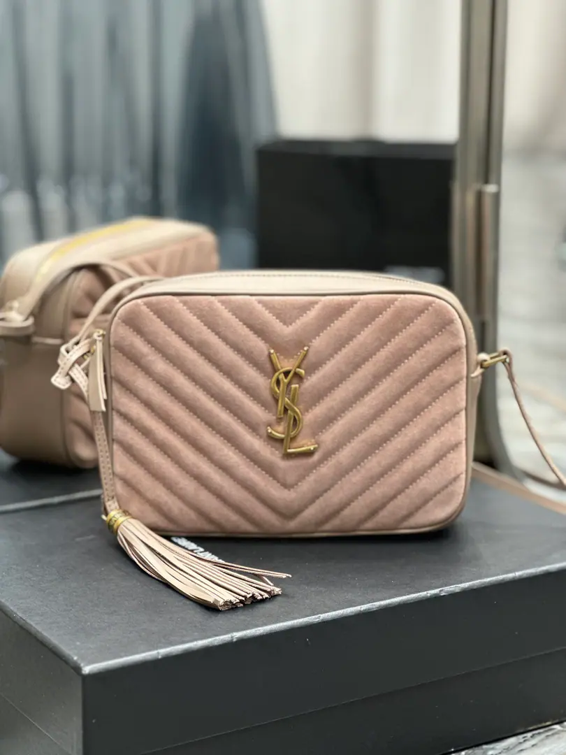 【New version】 LouCamera bag_Naked powdered sand with cow skin. Top-level Italian skin camera bag., Hong Kong AcquisitionzpOpen-forming., Make it exactly the same.！Very fine.！A modifiable shoulder belt with a fashion-stylish hanger.！100% calf skin., In the linoleum.！There's a plug in the bag.！Add a new plugin to the back, Very useful atmosphere.！ Model: 520534-1 Dimensions: 23x16x6cm