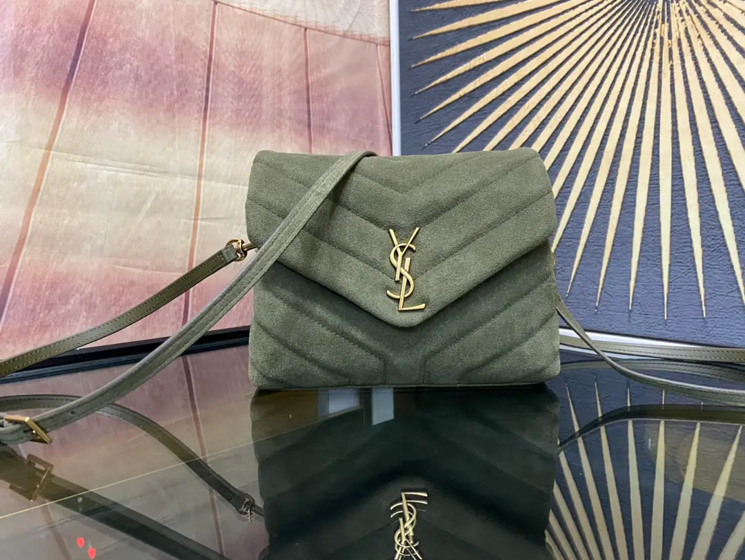 #𝑳𝒐𝒖𝑳𝒐𝒖# LouLouThe sandy little slender is coming in.！The whole bag was made with soft Italian silt., It's a classic.YHome slants, sewn., With a soft and stylish front flip bag., Shoulder-reconciled needle button, It's not big., It's not a lot of content., There's a zipper bag in the bag., Two main partitions., There's a small split between the center and the side that can put cash or paper on it.！Multifunctional！A super-loader.！ Model: 467072Skin grinding. Dimensions: 20X14X7cm