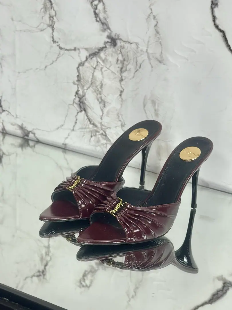 Saint LaurentSt. Roland's.YSLThe classic high-end heel sandals. A super-super-fired piece of hardware buttons for every page of our family is to be modeled.1:1Custom！The size and quality are exactly the same as the original.✔️ Shoe-faced material: Use cow skin./Painted skin. Real sheep in there., ♪ To scurry for soft, soft sheep, Shoes' soles are original.1:1Customizes the skin., It's perfect., And the upper foot is very good., Nice feet., And whether you're wearing jeans or not,, Little suit., The dress., It's a natural match., Full package for the originals He's tall.: It's flat./Floor1cmFlat/6cm/9cm Italy is a big-ass country. Size: 35-41（40, 41, 42Custom）
