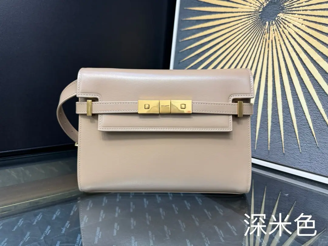 【𝙈𝙖𝙣𝙝𝙖𝙩𝙩𝙖𝙣 𝟮𝟰𝙘𝙢】The new money is synchronized with the cabinet.ManhattanThe Barbarbone.24cmNew arrival.！The latest bag is the manhattan stick., - It's a classic.logo, Instead of a low-profile, simple design style, It's a little like...HKelly from the house., It smells like retro.！Business➕The combination of leisure., All in all, it's a hundred.！You can hold it., It can be single or slashed., A pack of them., Meet the business lady., And I'm happy with the girl's leisure.！The original piece of skin., Perfect line of work., The fine hardware has made the whole bag smell of high-end.！Model: 675626Dimensions: 24x17.5x6cm